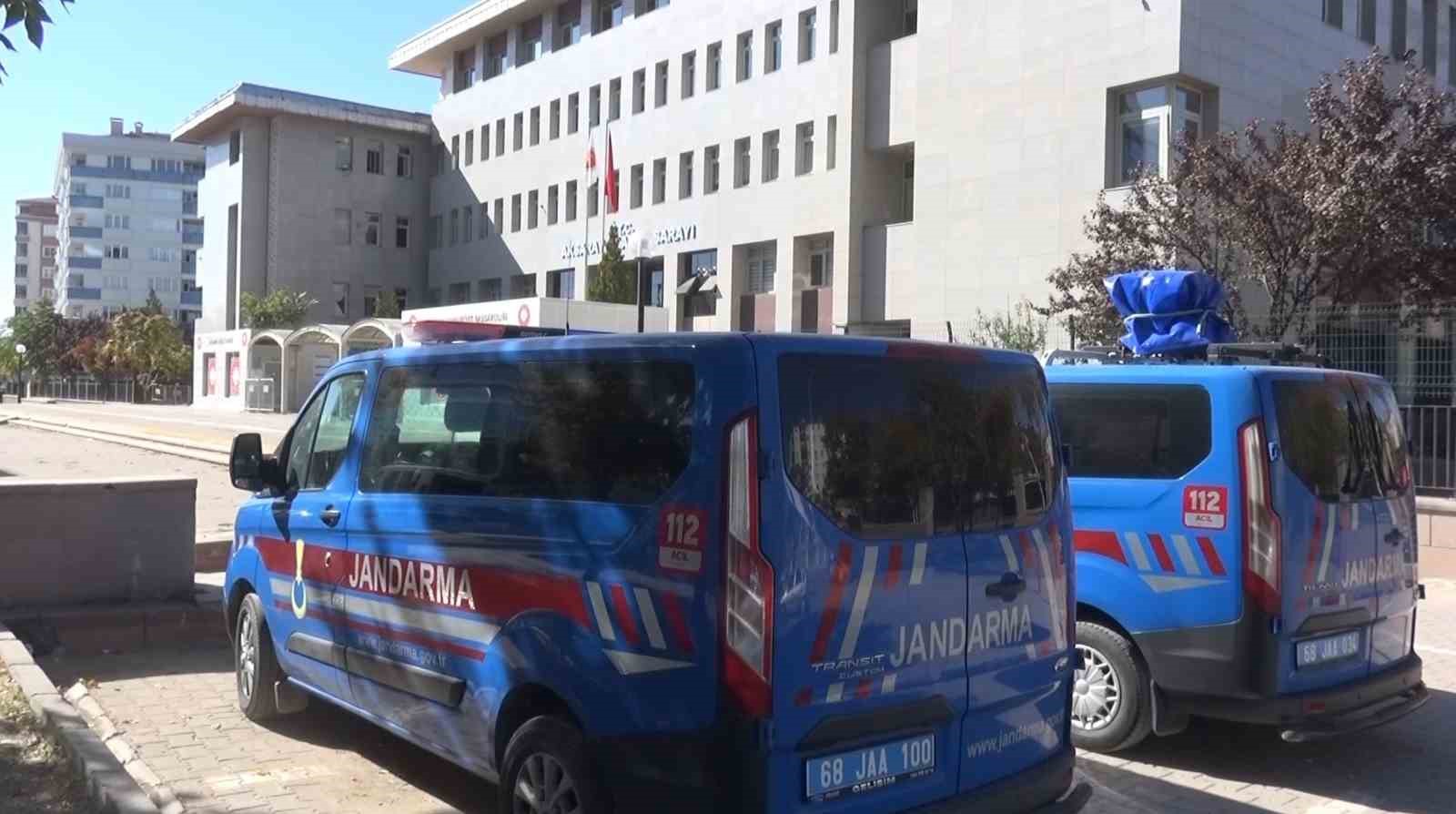 Aksaray&rsquo;da 12 aranan şahıs jandarma ekiplerince yakalandı
