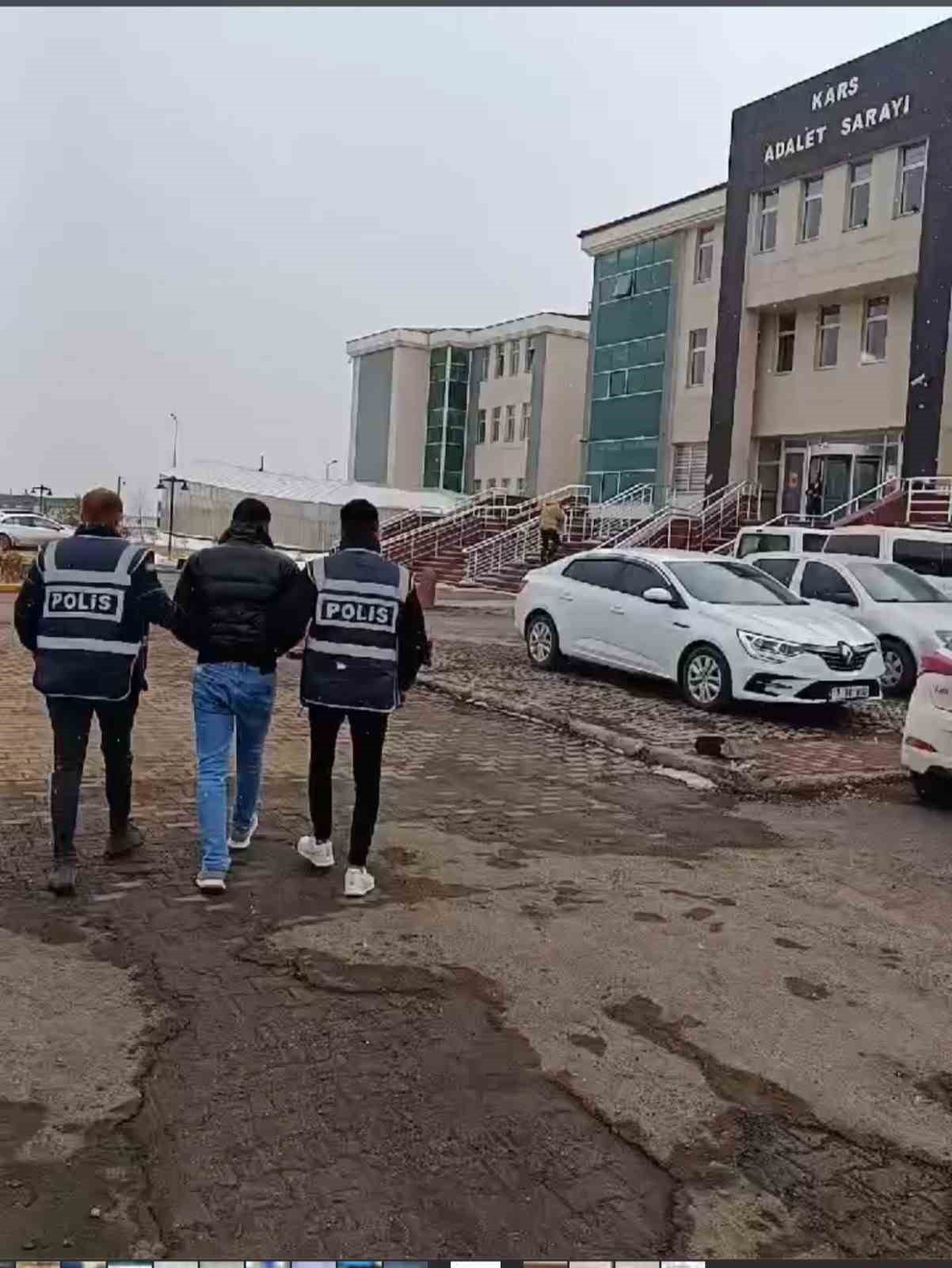 Kars&rsquo;ta &ccedil;eşitli su&ccedil;lardan aranan 26 kişi yakalandı
