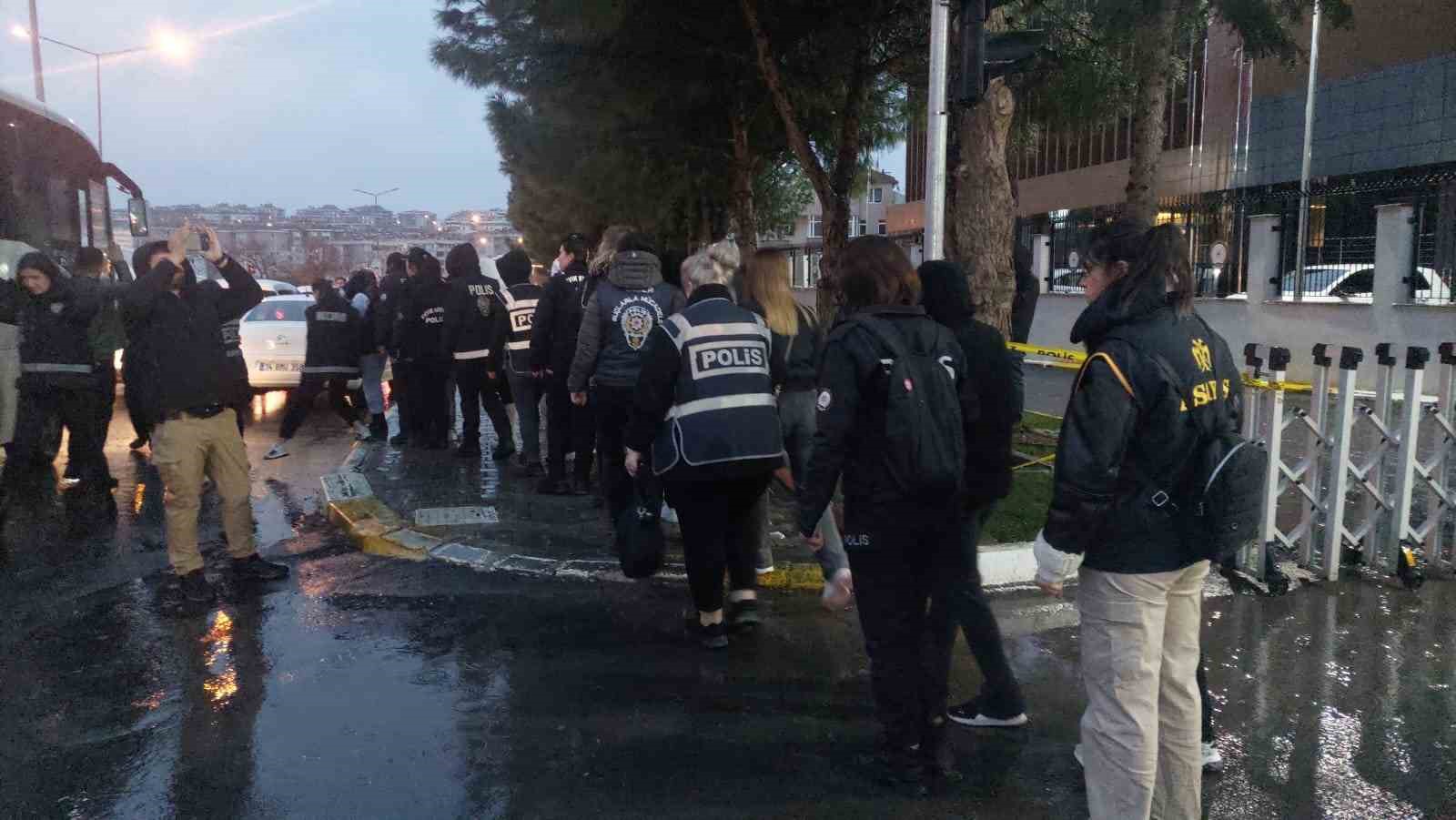 Masaj salonlarına fuhuş operasyonunda 25&rsquo;i kadın 37 kişi yakalandı
