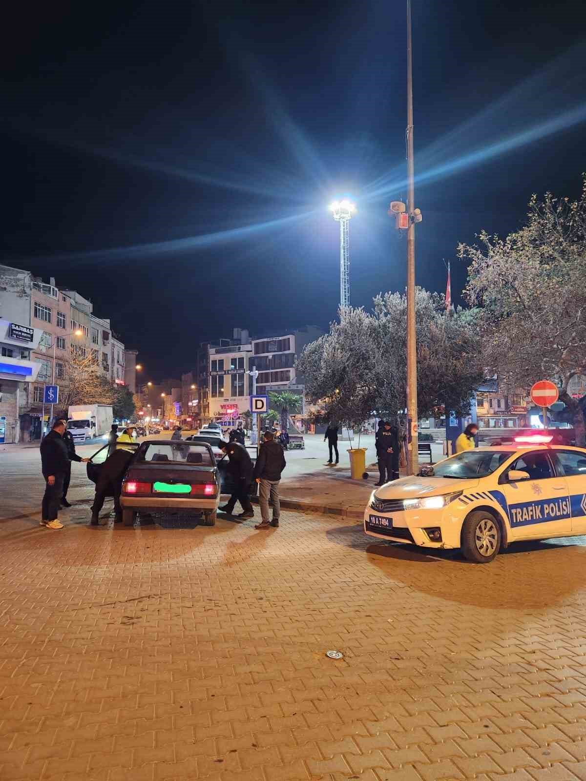 Burhaniye&rsquo;de polisin operasyonları s&uuml;r&uuml;yor
