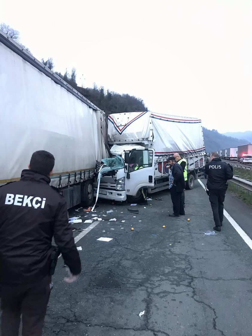 Artvin’de sebze yüklü kamyonet park halindeki tıra çarptı: 2 yaralı
