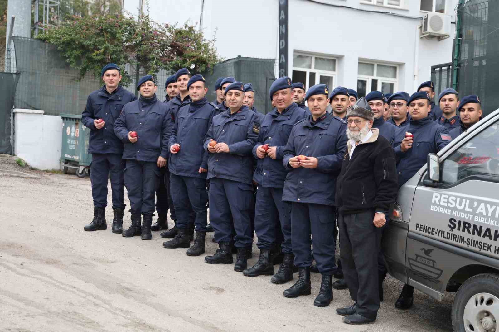 "Elmacı Dede" bu kez de Adana’nın Kozan ilçesindeki askerlere elma getirdi
