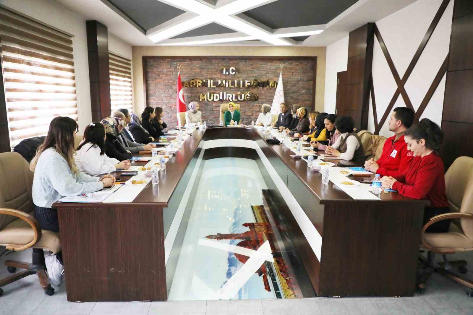 Ağrı Valisi ve eşi hayatlara dokunuyor
