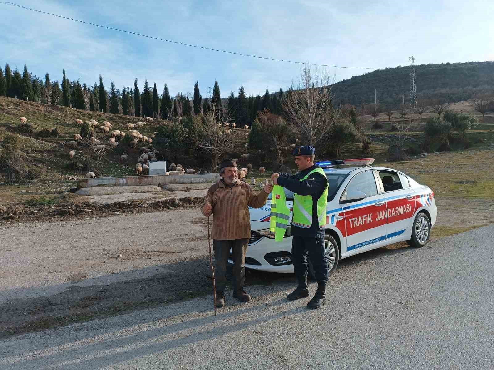 Sinop’ta traktör sürücülerine reflektör 