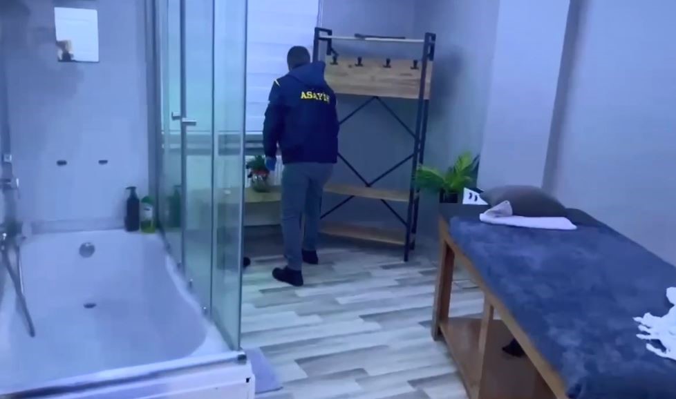 37 kişinin yakalandığı fuhuş operasyonunun g&ouml;r&uuml;nt&uuml;leri ortaya &ccedil;ıktı
