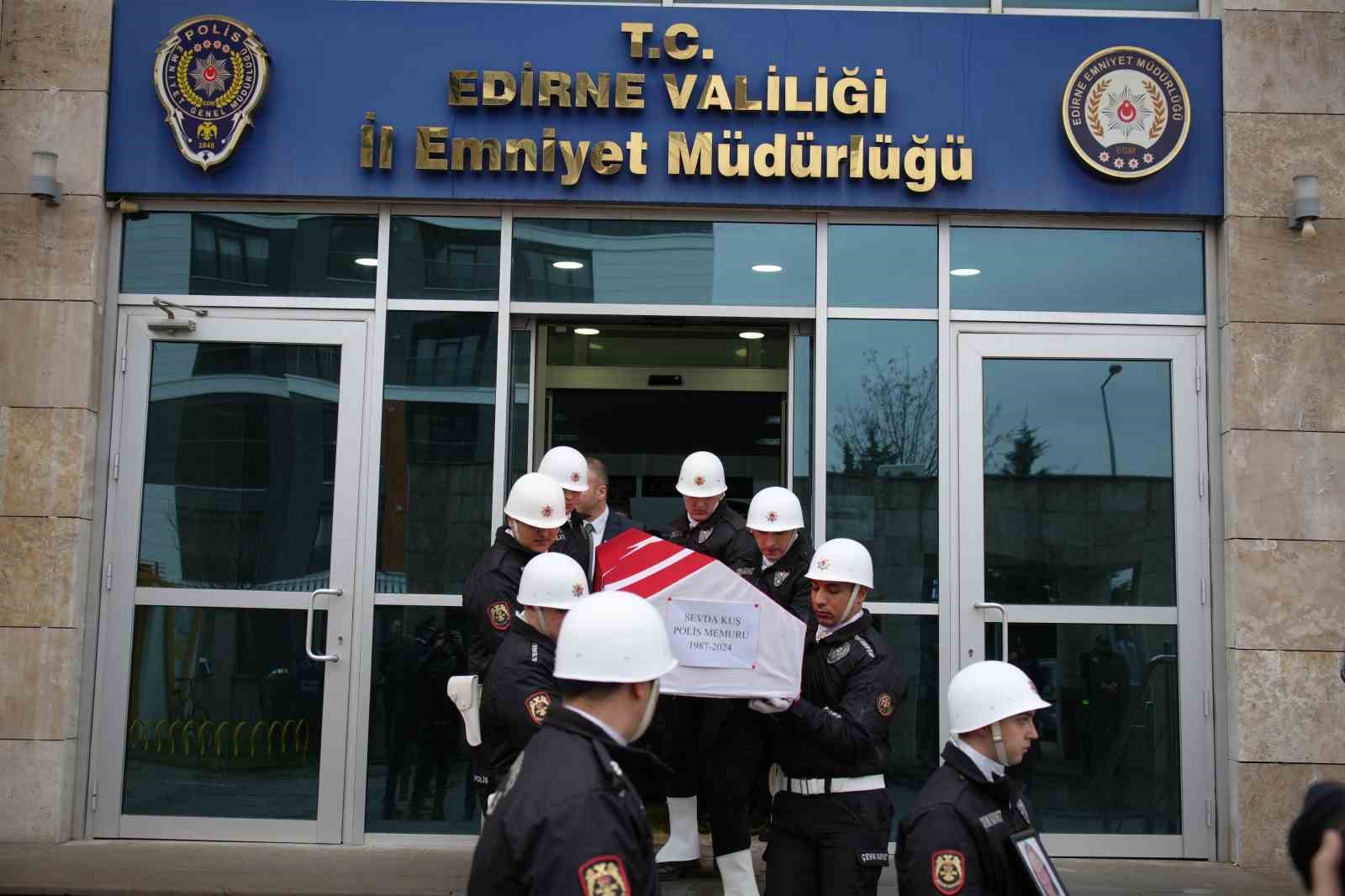 G&ouml;rev arkadaşlarının en zor g&uuml;n&uuml;: &Ouml;ld&uuml;r&uuml;len polis arkadaşını g&ouml;zyaşlarıyla uğurladılar
