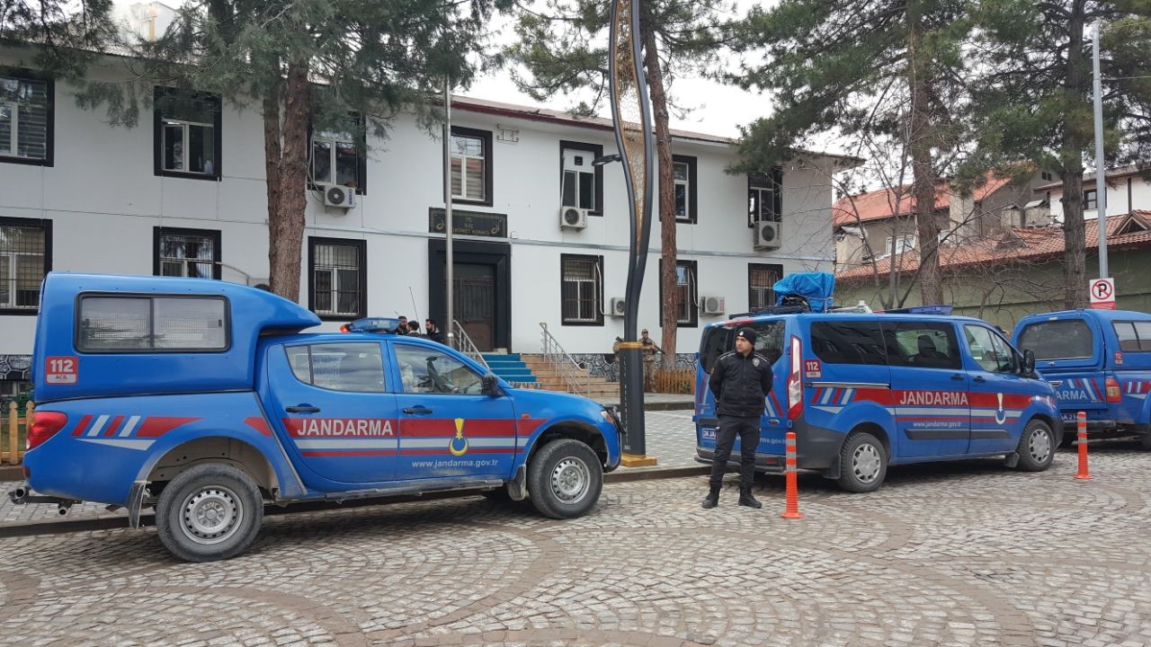 İli&ccedil;&rsquo;te maden sahasındaki olaya ilişkin g&ouml;zaltına alınan 8 ş&uuml;pheli adliyeye sevk edildi
