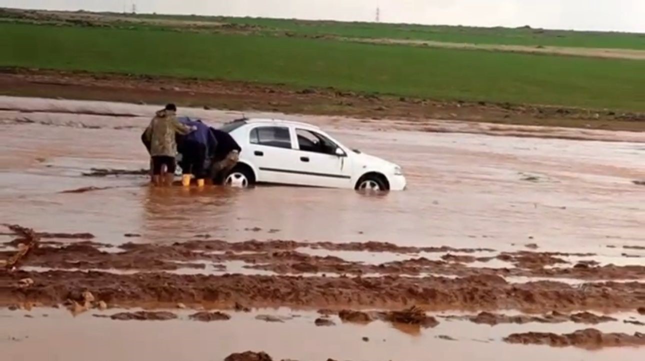 Siverek’te sele kapılan otomobil kepçe yardımıyla kurtarıldı