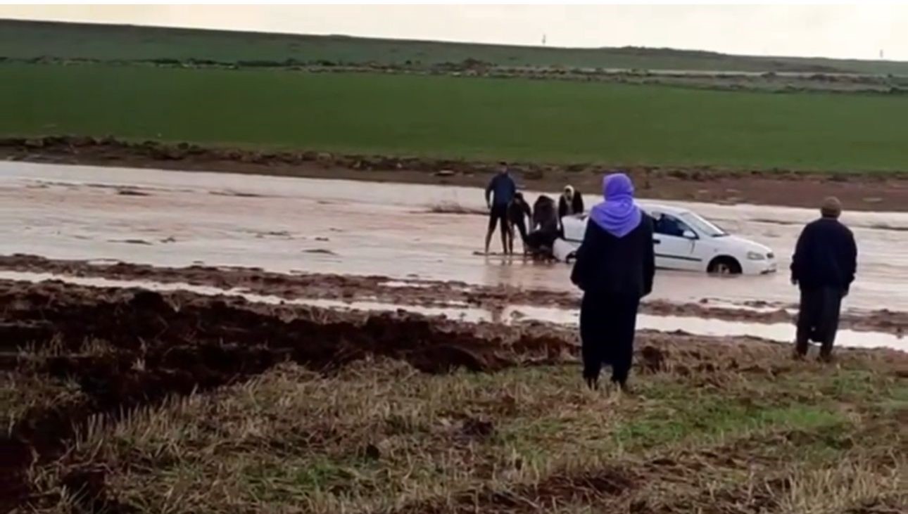 Siverek&rsquo;te sele kapılan otomobil kep&ccedil;e yardımıyla kurtarıldı
