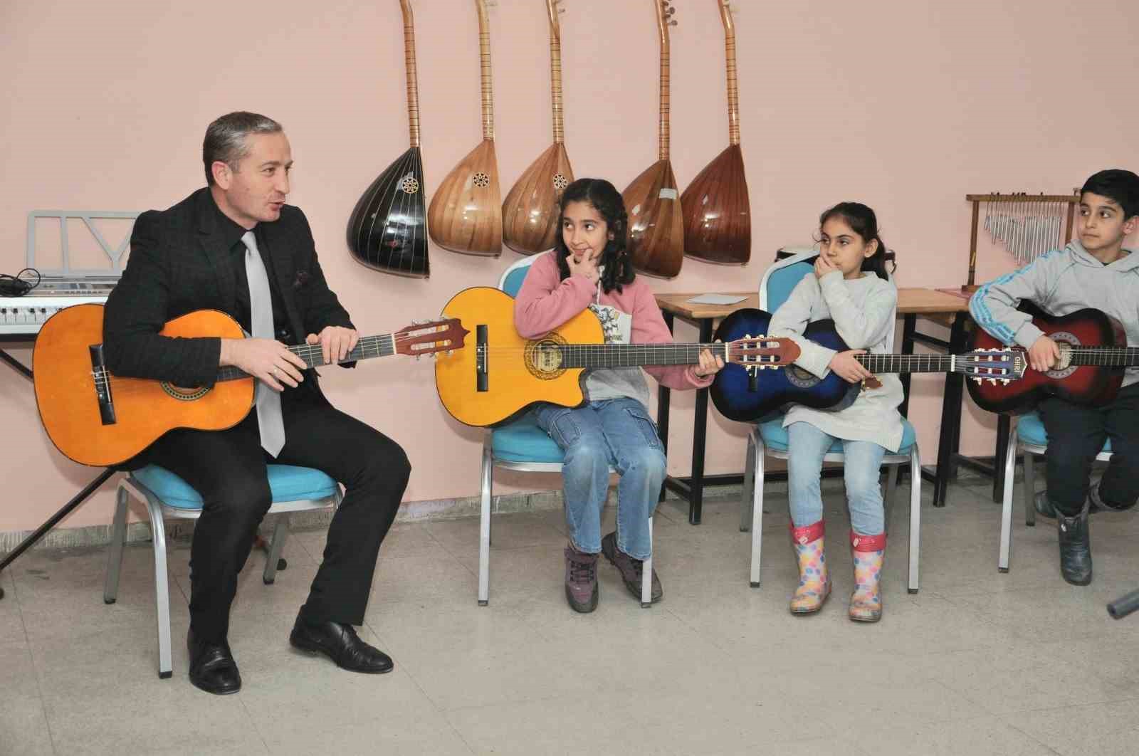 Ağrı Milli Eğitim Müdürü Kökrek, "Yetenek Sende Keşfet" projesi kapsamında öğrencileri ziyaret etti