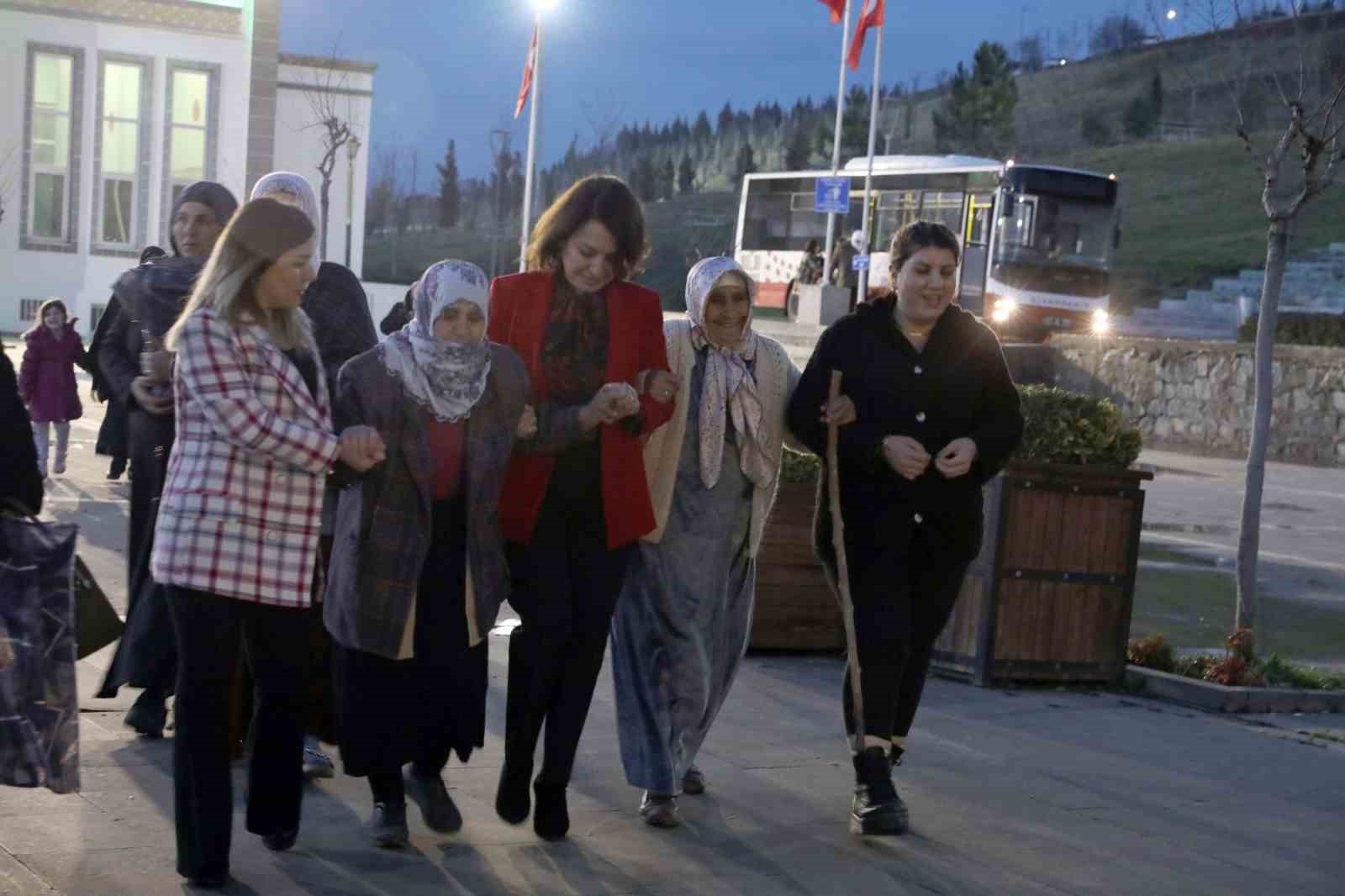 Bilge anneler yemekte buluştu
