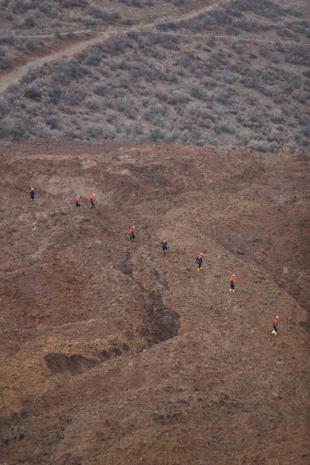 İli&ccedil;&rsquo;te toprak altında kalan 9 iş&ccedil;iyi arama &ccedil;alışmaları dron ile g&ouml;r&uuml;nt&uuml;lendi
