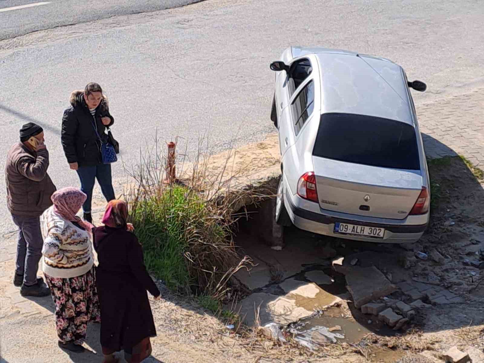 Umurlu&rsquo;da ara&ccedil; kanala d&uuml;şmekten son anda kurtuldu
