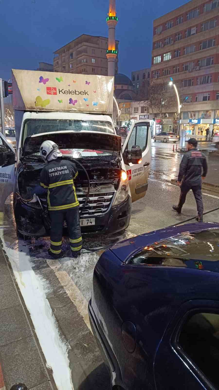 Batman’da park halindeki kamyonet alev alev yandı