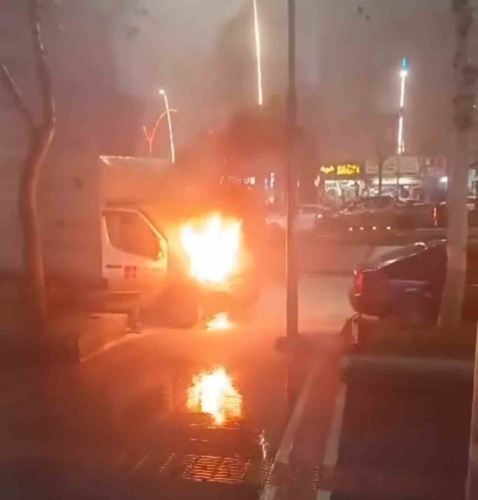 Batman&rsquo;da park halindeki kamyonet alev alev yandı

