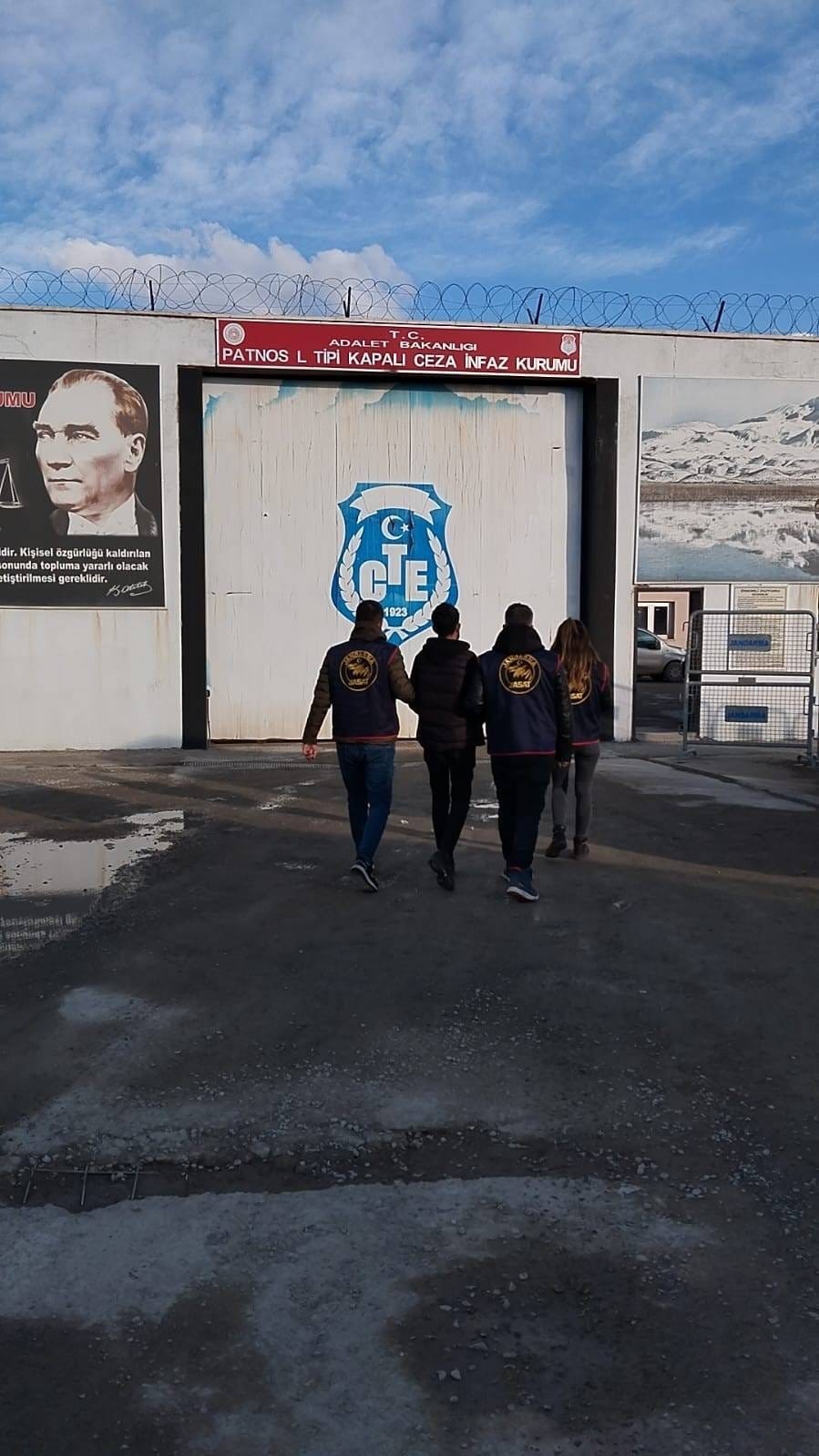 Ağrı&rsquo;da aranan şahıslar yakalandı
