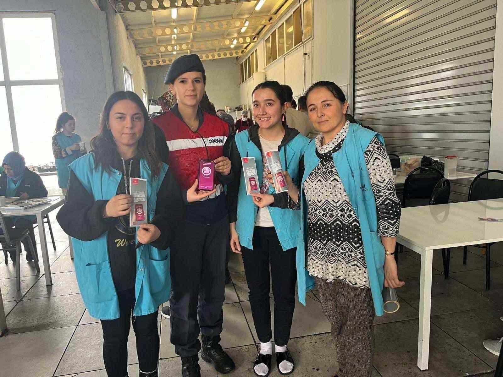 Tokat İl Jandarma Komutanlığı’ndan çocuklara, gençlere ve kadınlara yönelik eğitimler