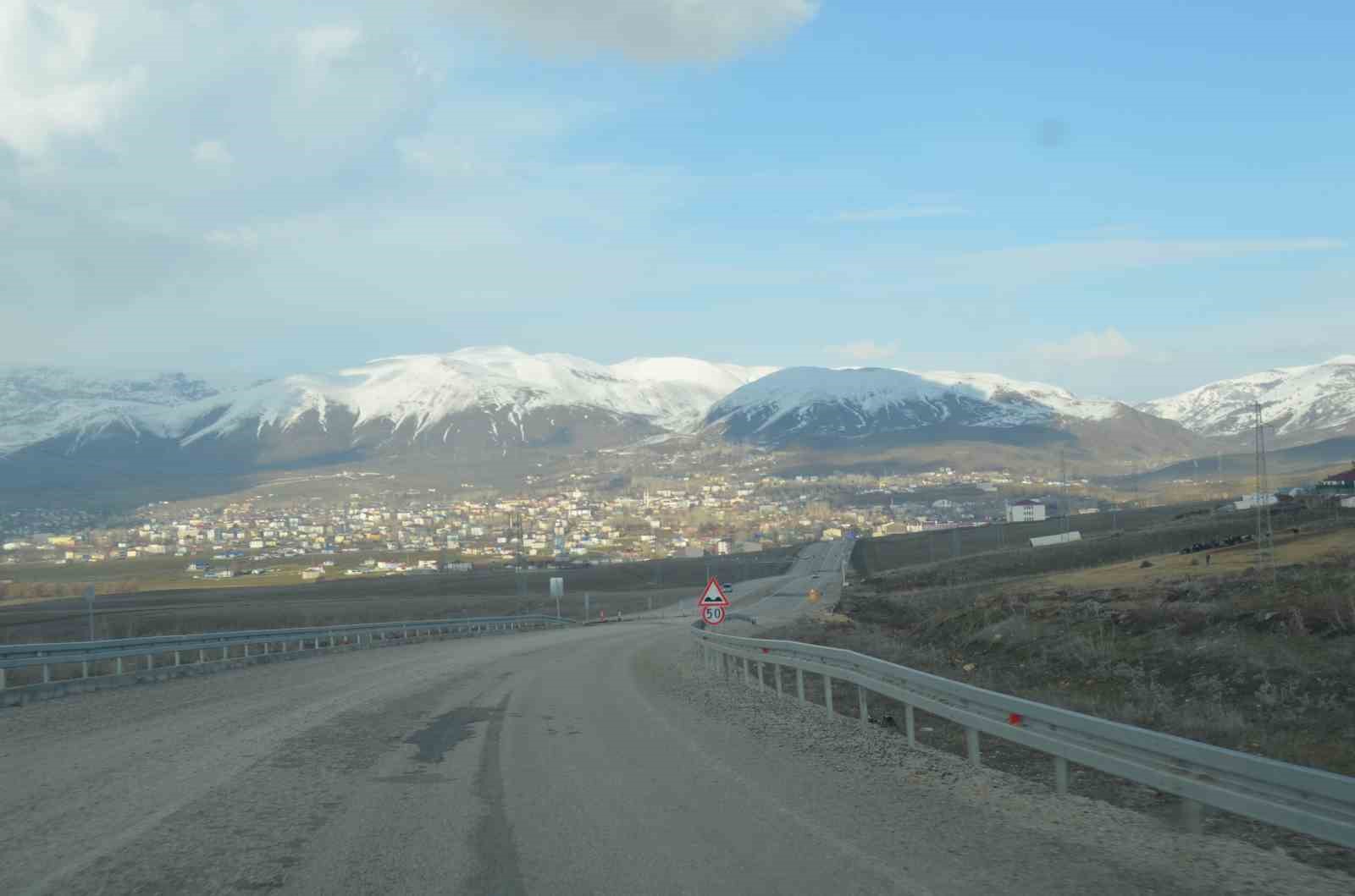 Heyelan sonucu kara yoluna inen toprak yığını kaldırıldı