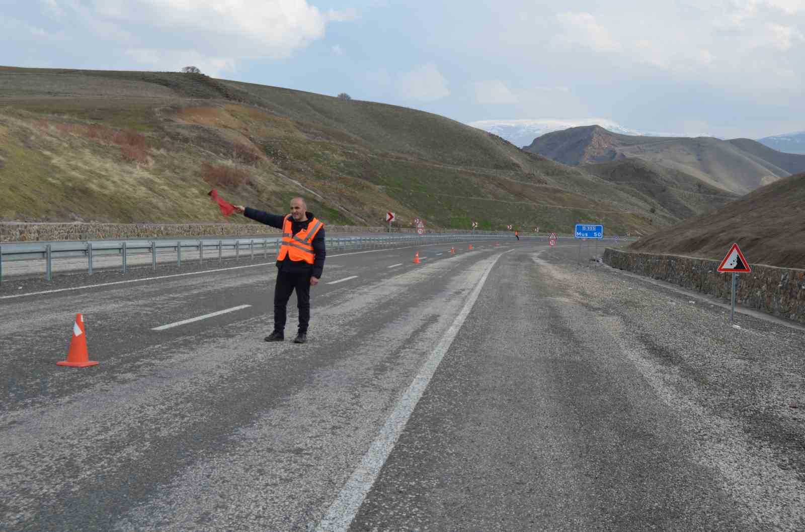 Heyelan sonucu kara yoluna inen toprak yığını kaldırıldı
