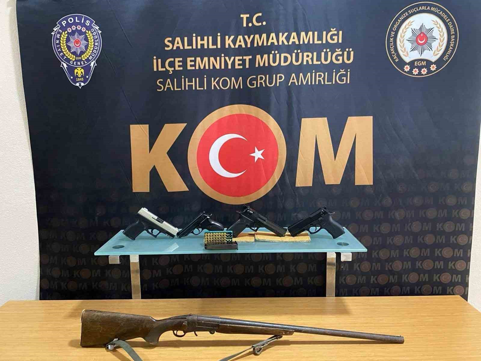Silah kaçakçılarına Manisa merkezli operasyon: 9 gözaltı
