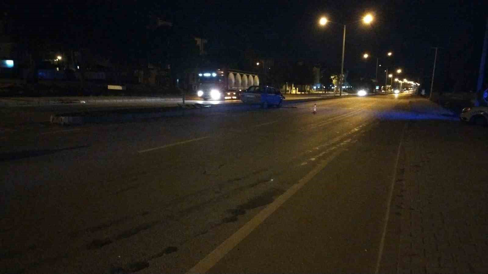 Burdur&rsquo;da direksiyon hakimiyetini kaybeden alkoll&uuml; s&uuml;r&uuml;c&uuml; ref&uuml;je &ccedil;arparak durabildi
