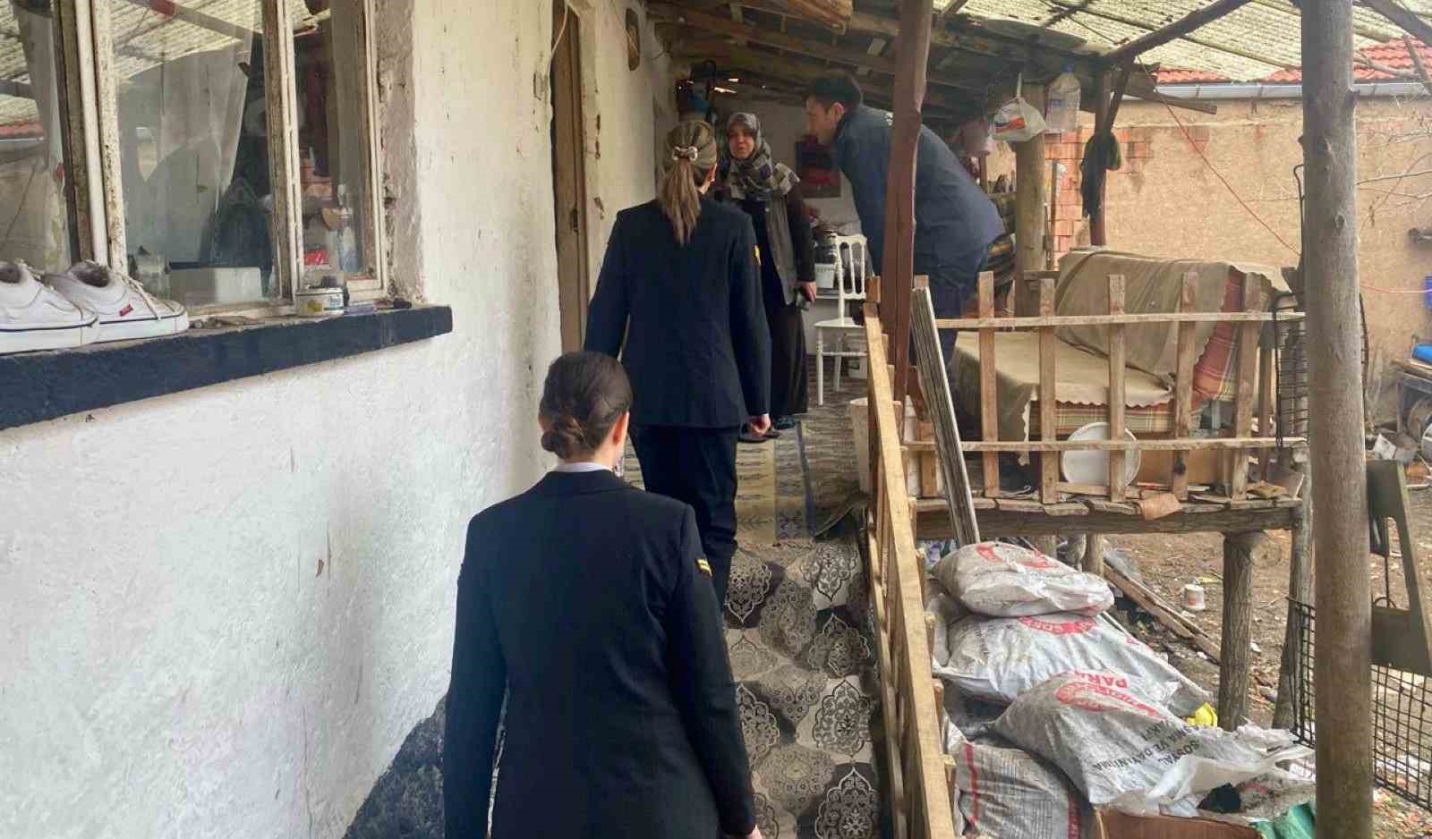 Pen&ccedil;e- Kaplan operasyonunda şehit olan askerin ailesine jandarmadan taziye ziyareti
