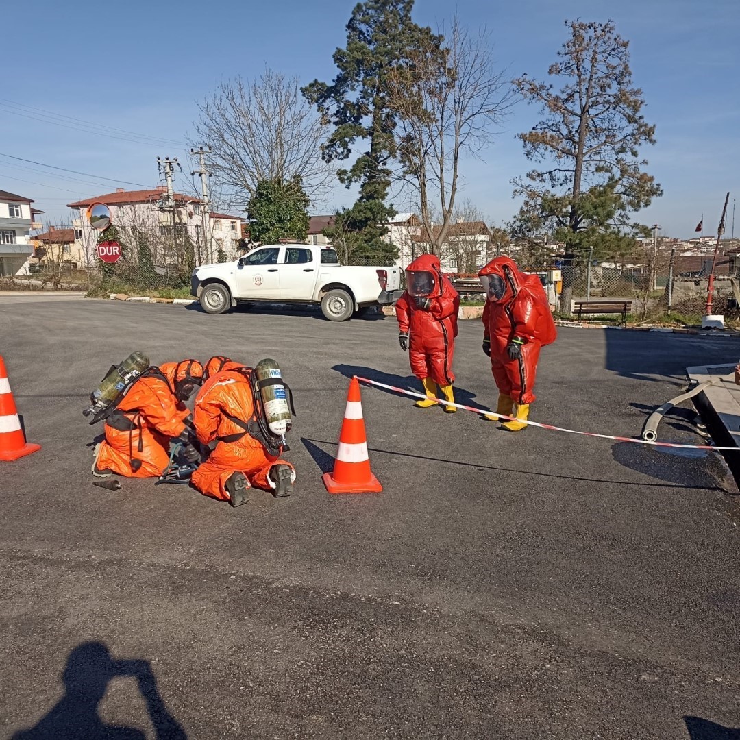 Endüstriyel kaza riskine karşı tehlikeli maddelere müdahale eğitimi