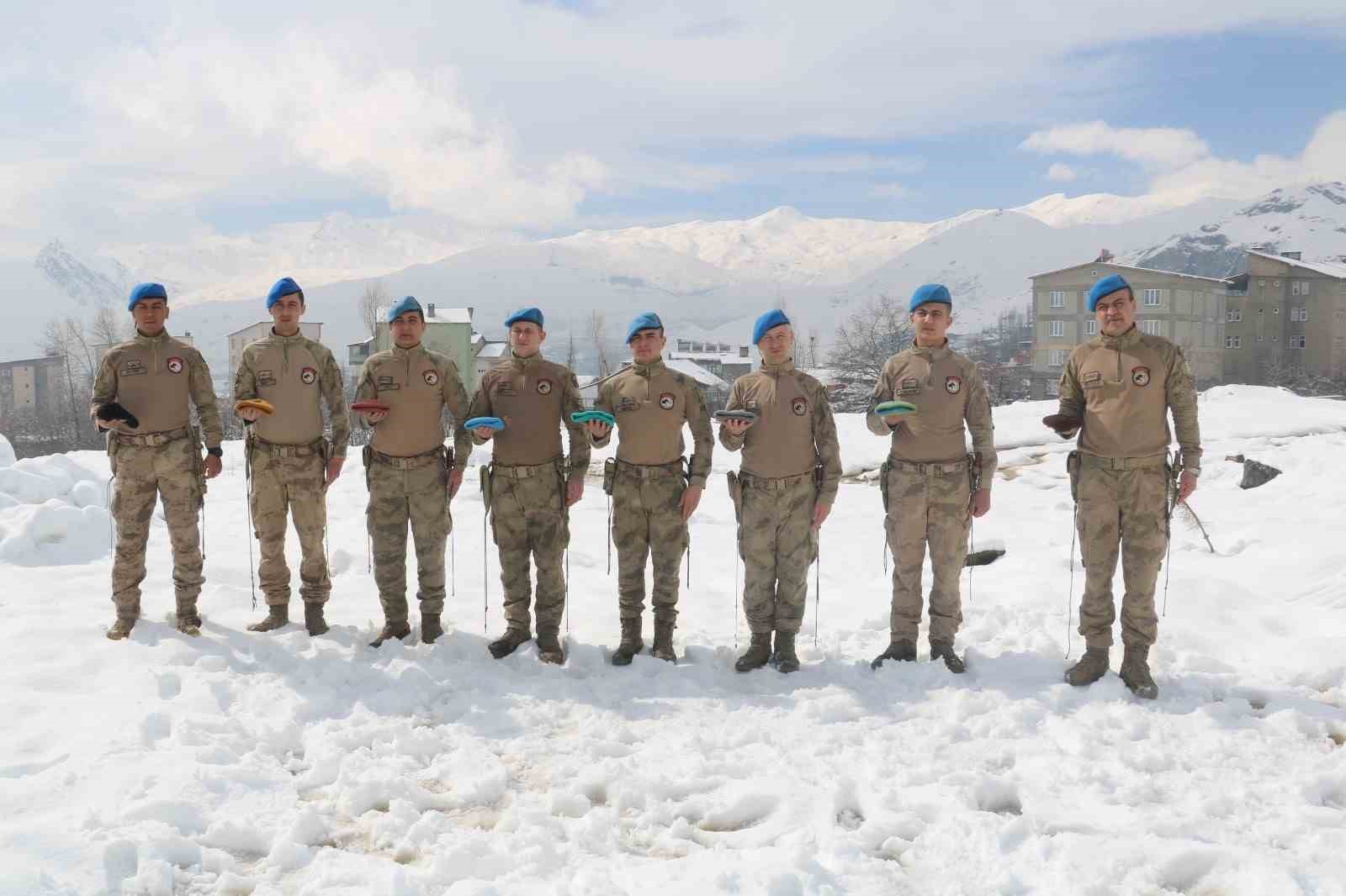 Jandarmaya yürekleri ısıtan hediye