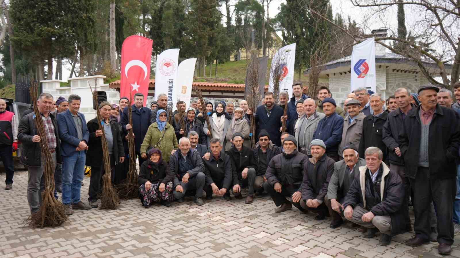 Balıkesir B&uuml;y&uuml;kşehir&rsquo;den Sındırgı&rsquo;ya 16 bin ceviz ve badem fidanı
