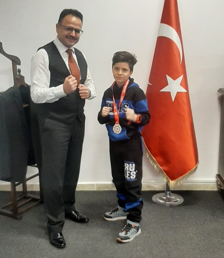 Kick Boks Şampiyonası&rsquo;ndan derece ile d&ouml;nen baba oğula Kaymakam Hakan Alkan&rsquo;dan &ouml;d&uuml;l
