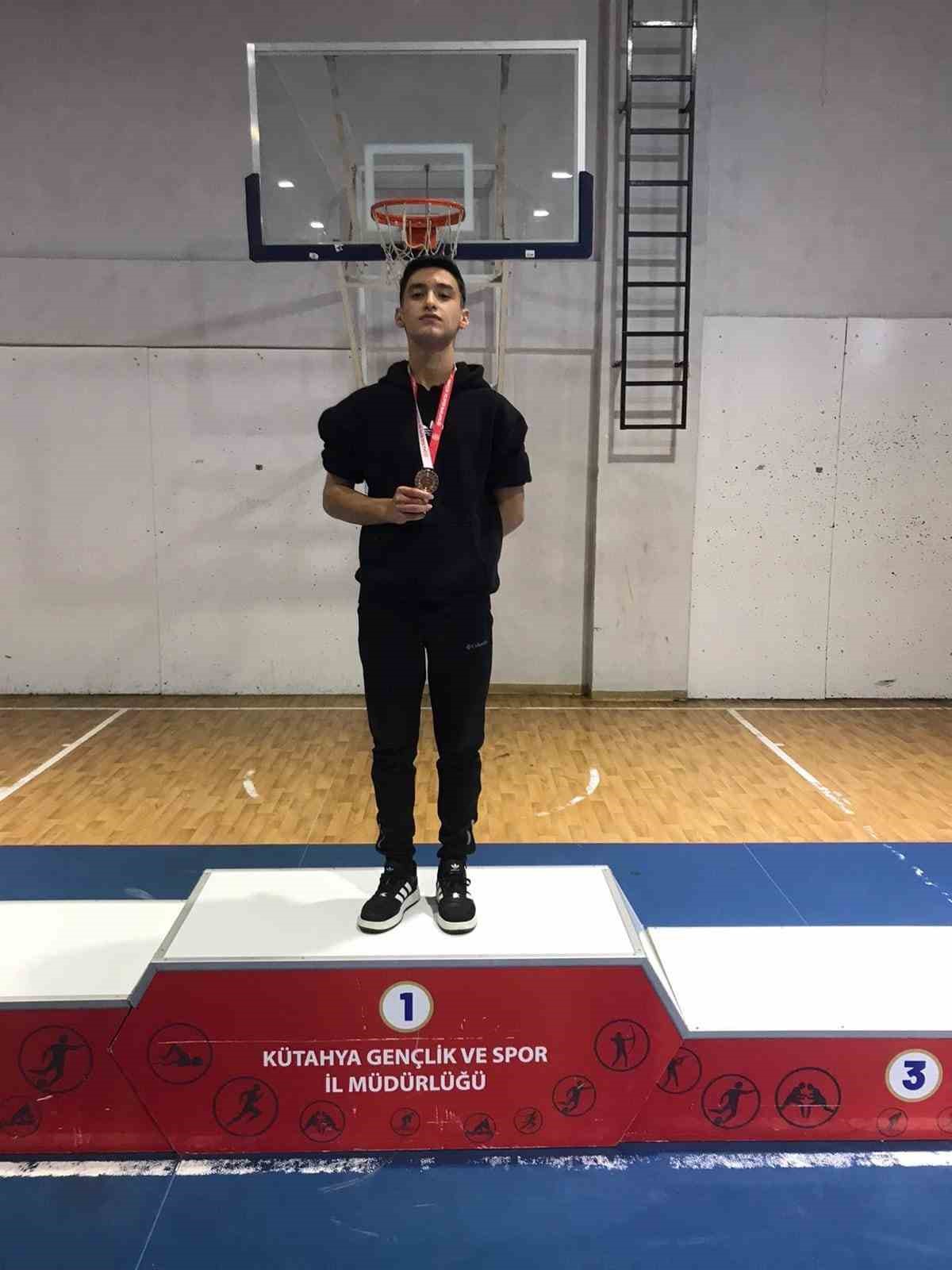 Gedizli &ouml;ğrenciler bilek g&uuml;reşi m&uuml;sabakalarında il birincisi oldu
