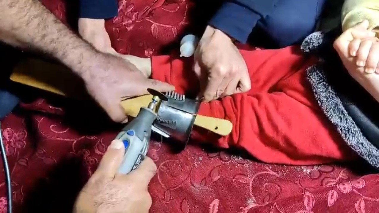 Ayağına WC matik sıkışan çocuğun imdadına itfaiye yetişti