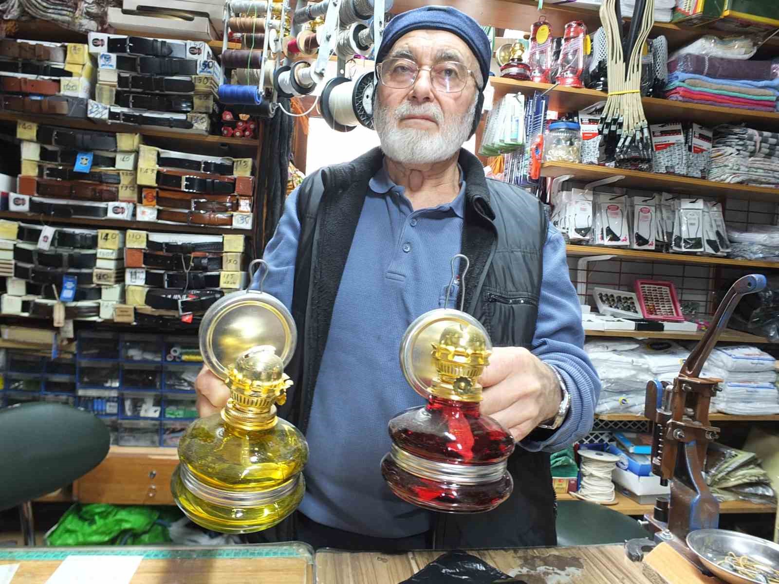 Burhaniye’de eski yılların gaz lambaları ilgi gördü