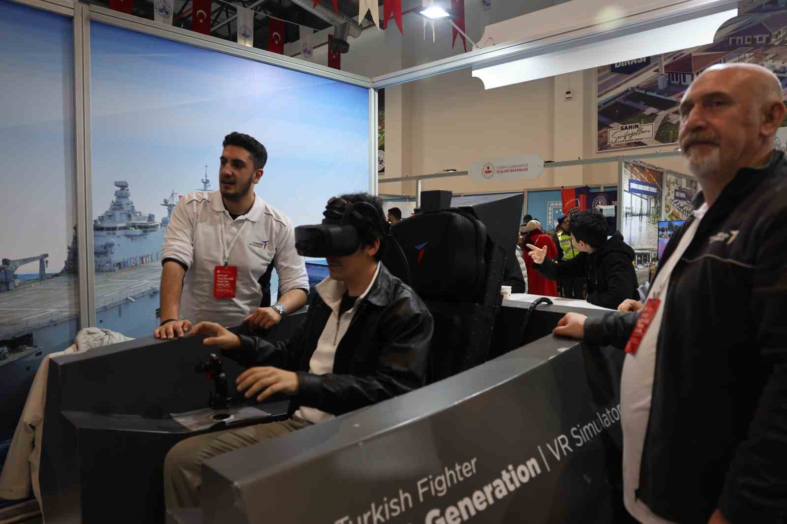 Elazığlı çocuklar kokpit heyecanını yaşadı, simülasyondan KAAN’ı kullandı