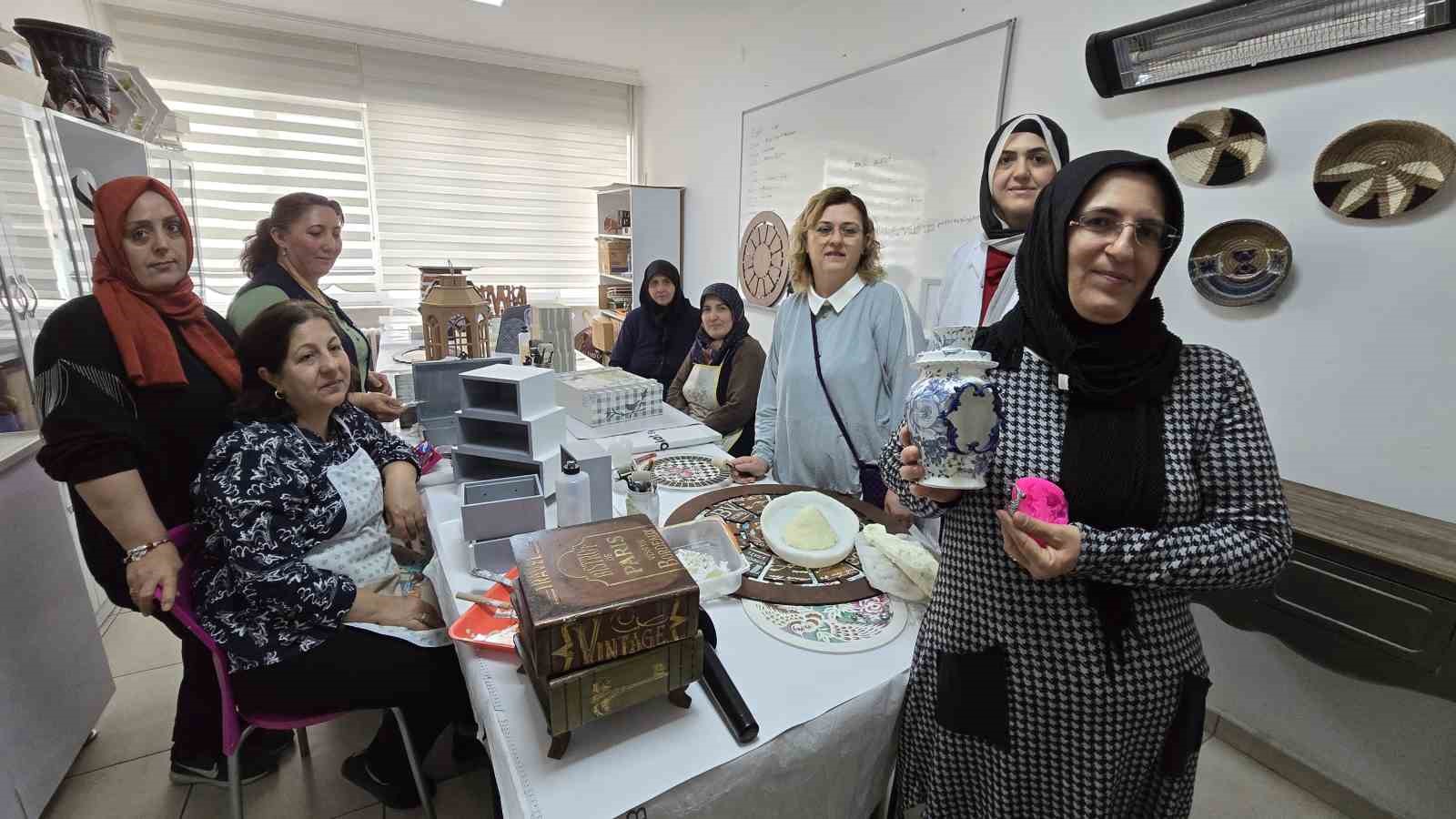 Tokat&rsquo;ta kızlarının &ccedil;eyizi i&ccedil;in bu kursa geliyorlar
