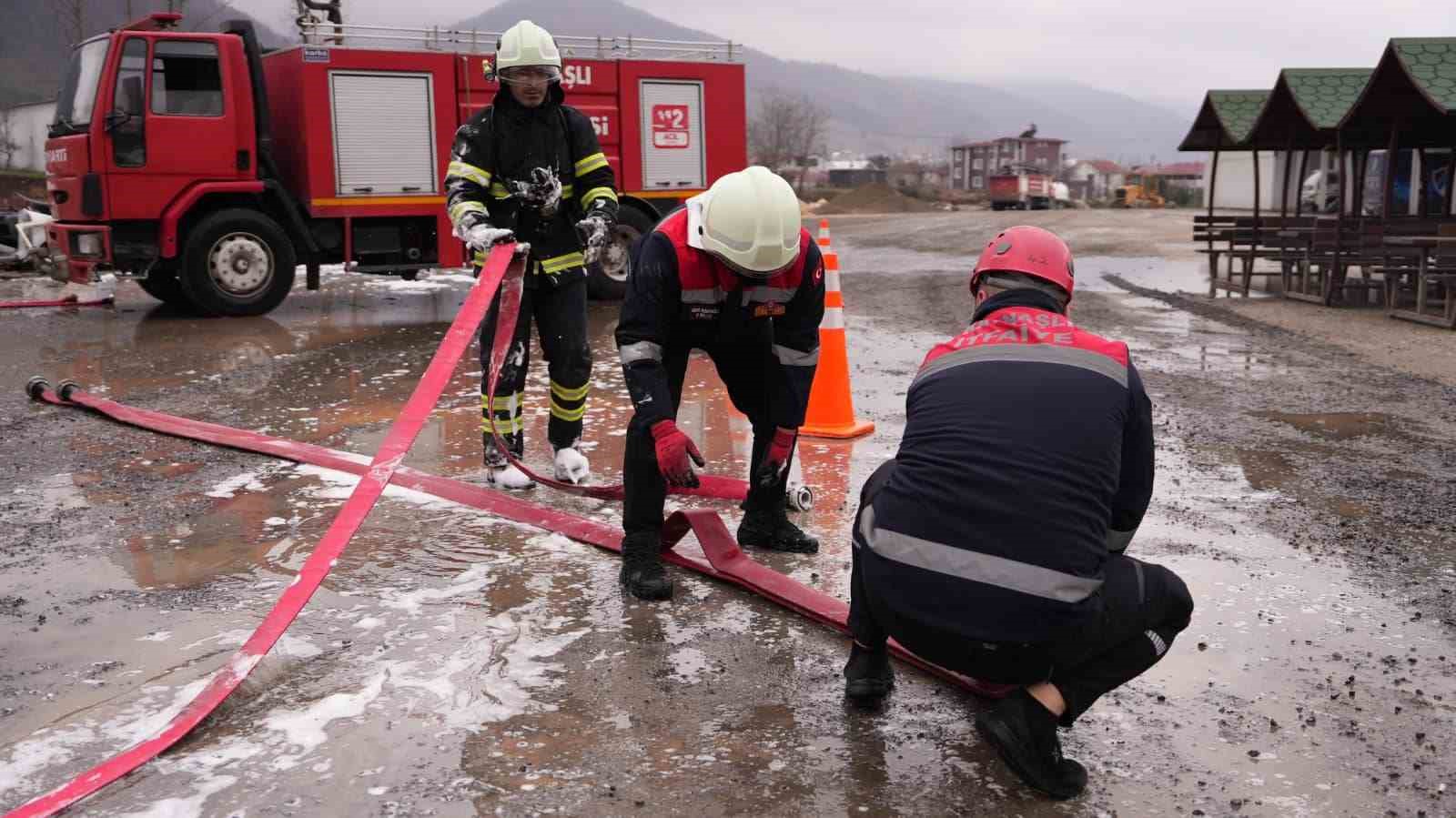B&ouml;lgenin en g&uuml;&ccedil;l&uuml; itfaiyesinde itfaiyeciler eğitimde
