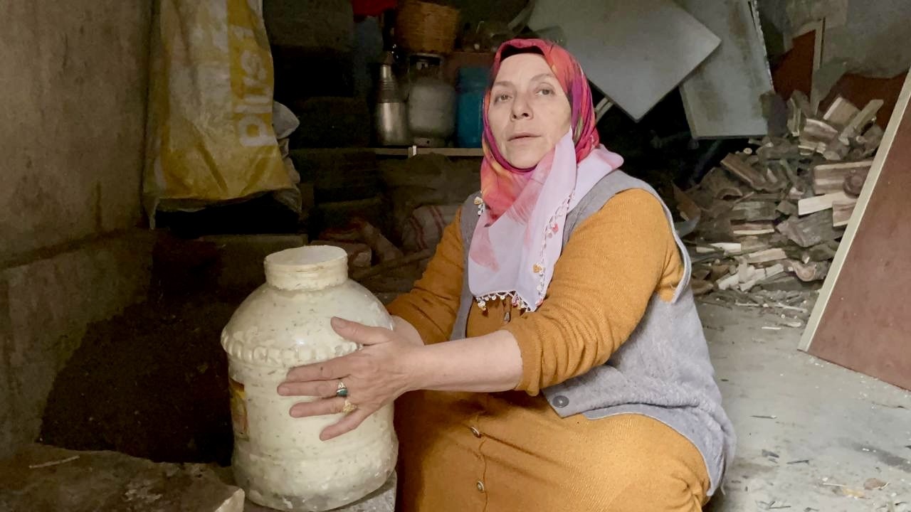 Aylarca toprak altında bekletilen peynirler sofraları s&uuml;sledi
