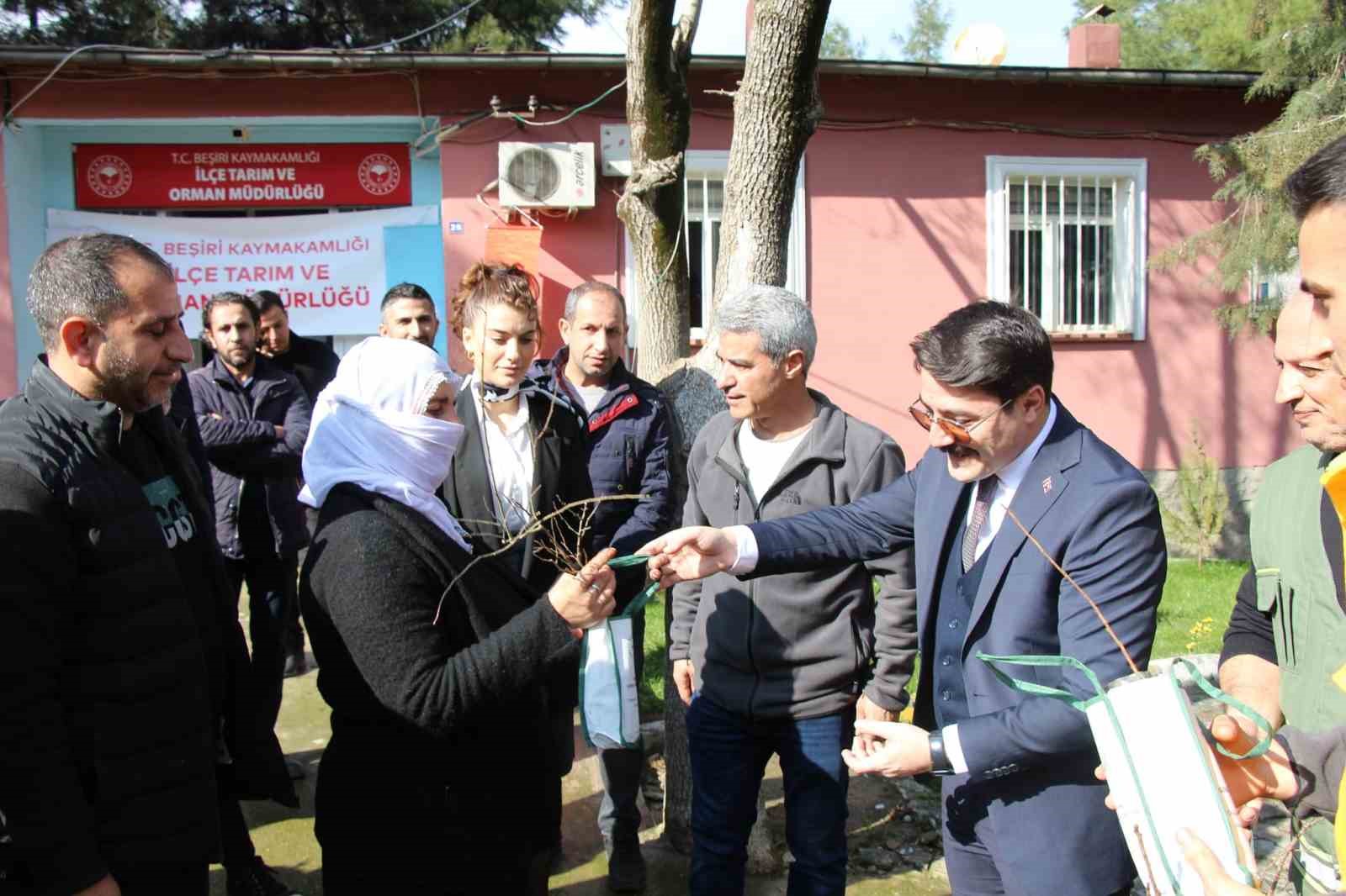 Beşiri’de çiftçilere ücretsiz 12 bin adet badem ve fıstık fidanı dağıtıldı