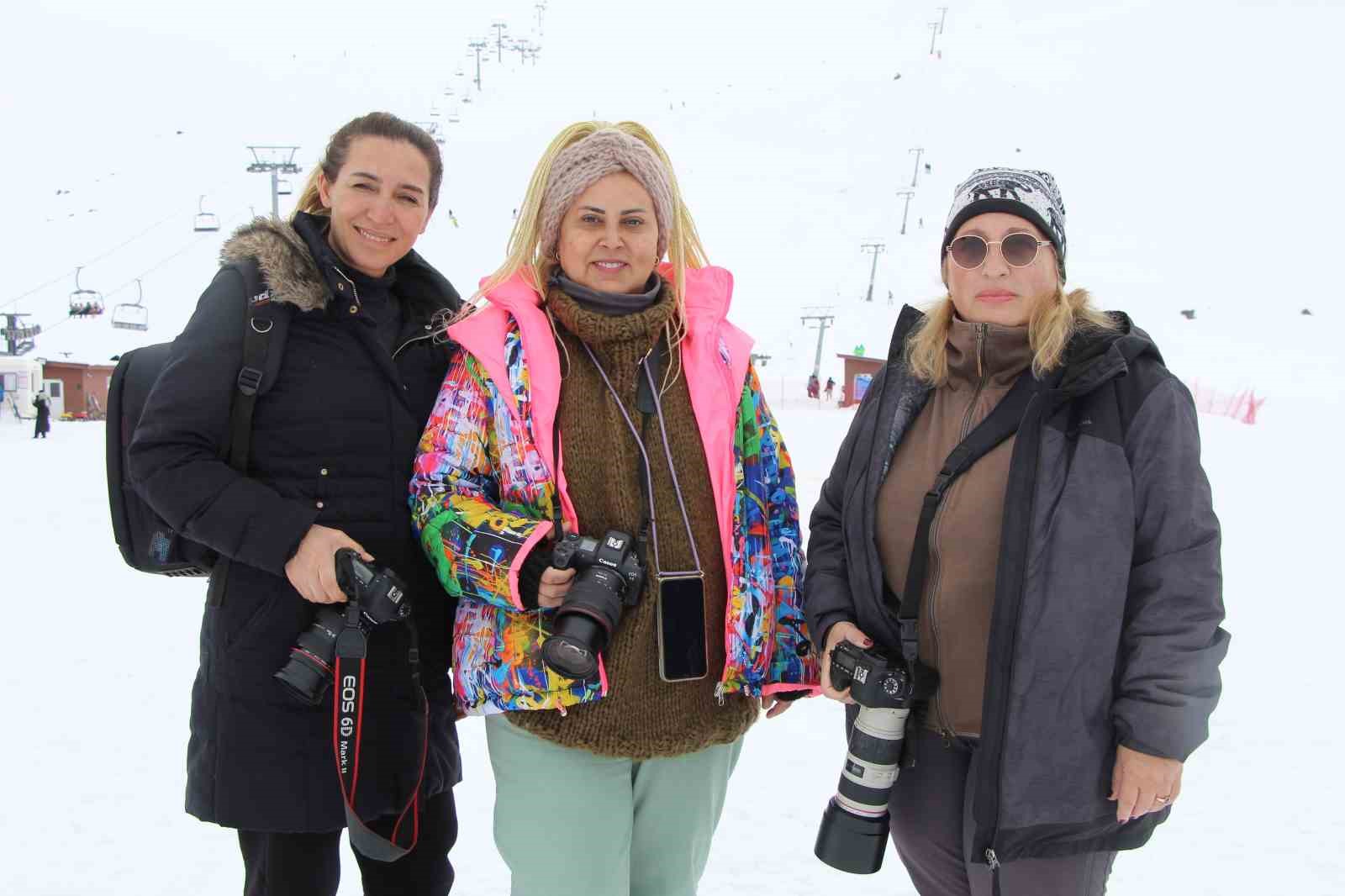 Bing&ouml;l&rsquo;deki kayak merkezinde, paraş&uuml;t&ccedil;&uuml;ler fotoğraf&ccedil;ılar i&ccedil;in u&ccedil;uş yaptı
