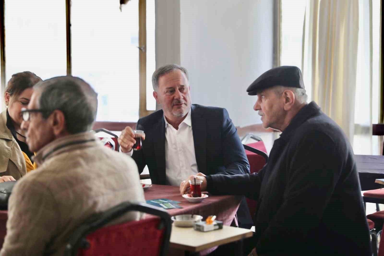 Artuklu Belediye Başkanı Tatlıdede, vatandaşın derdini dinliyor
