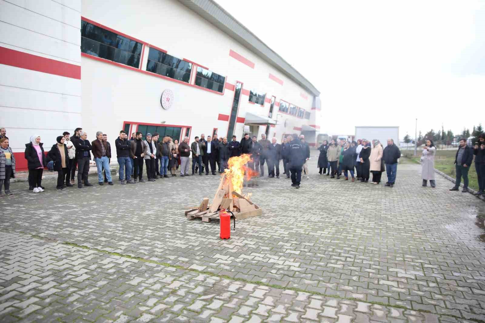Gen&ccedil;lik ve Spor M&uuml;d&uuml;rl&uuml;ğ&uuml; personeline yangın s&ouml;nd&uuml;rme eğitimi
