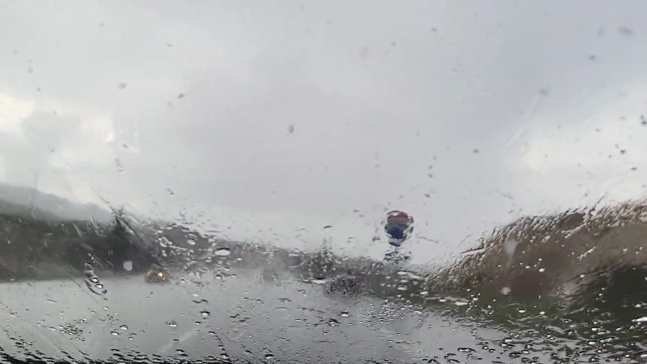 Adıyaman’da doluyla karışık yağmura cam silecekleri yetişemedi