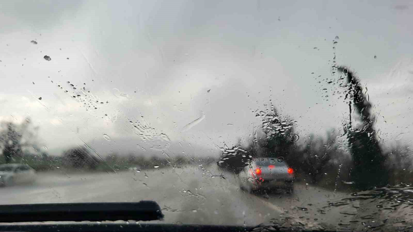 Adıyaman&rsquo;da doluyla karışık yağmura cam silecekleri yetişemedi
