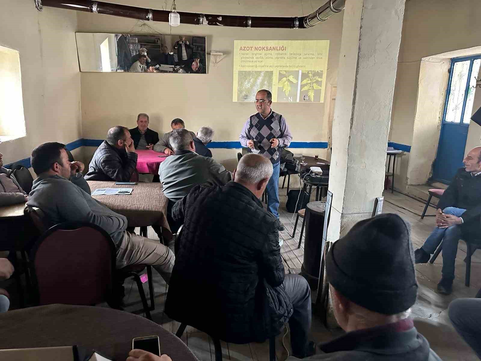 &Uuml;reticilere g&uuml;breleme ile zararlılarla m&uuml;cadele eğitimi

