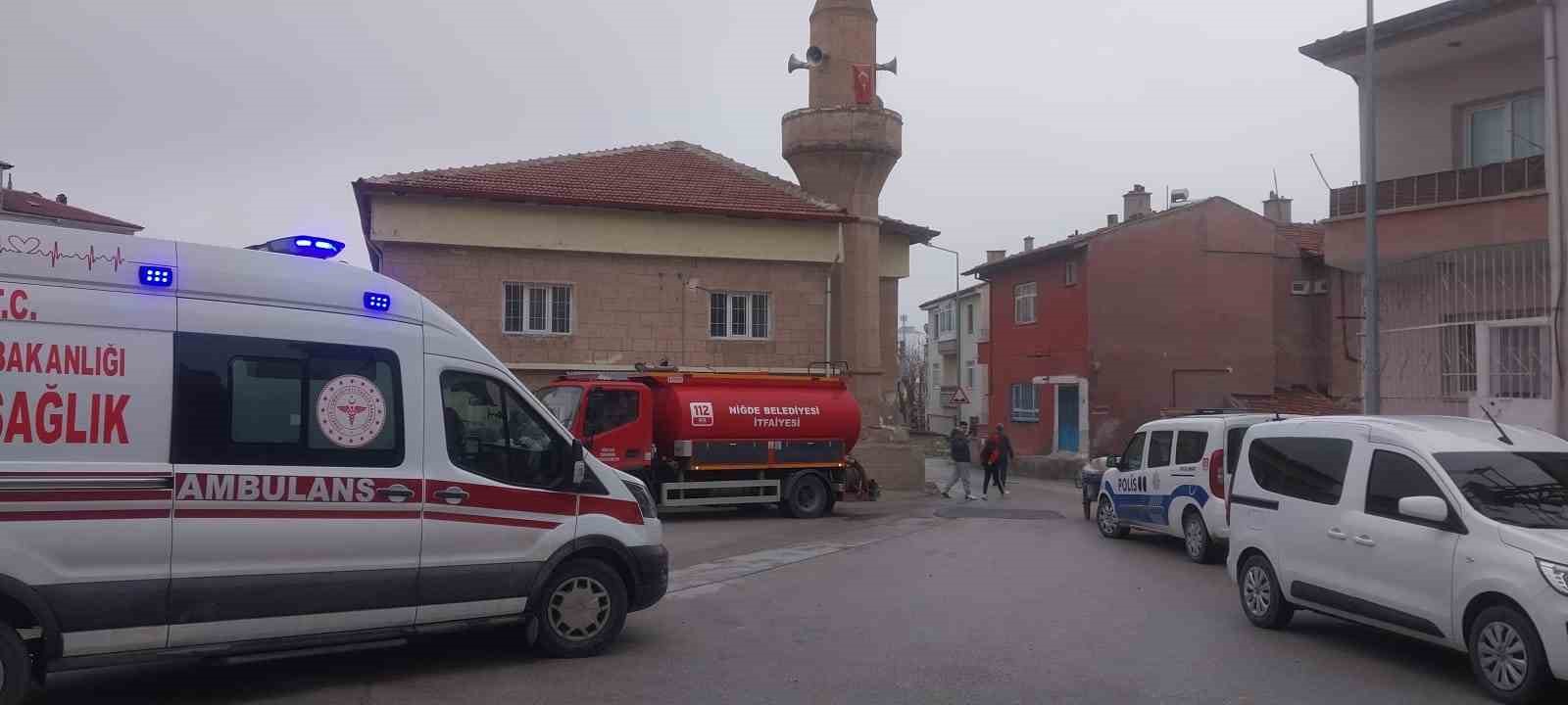 Cami tuvaletine giren şahıs kendini yakmak istedi