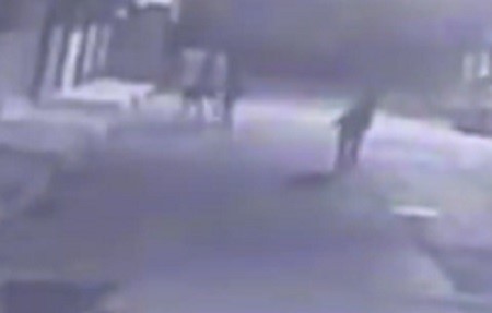 İzmir’de hırsızların bekçilere yakalanma anı kamerada
