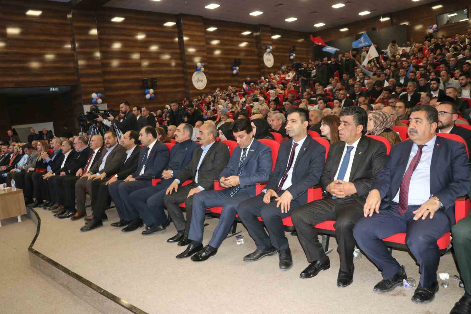 AK Parti Van Büyükşehir Belediye Başkan Adayı Abdulahat Arvas projelerini sıraladı
