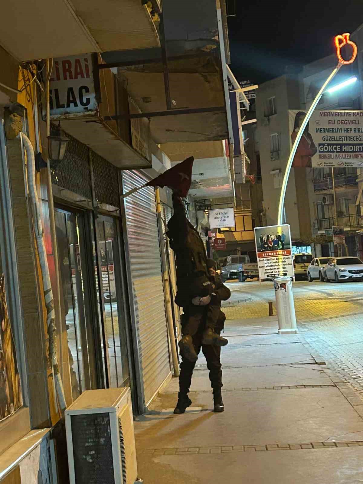 İzmir’de dolanan bayrağı düzelten bekçilere plaket
