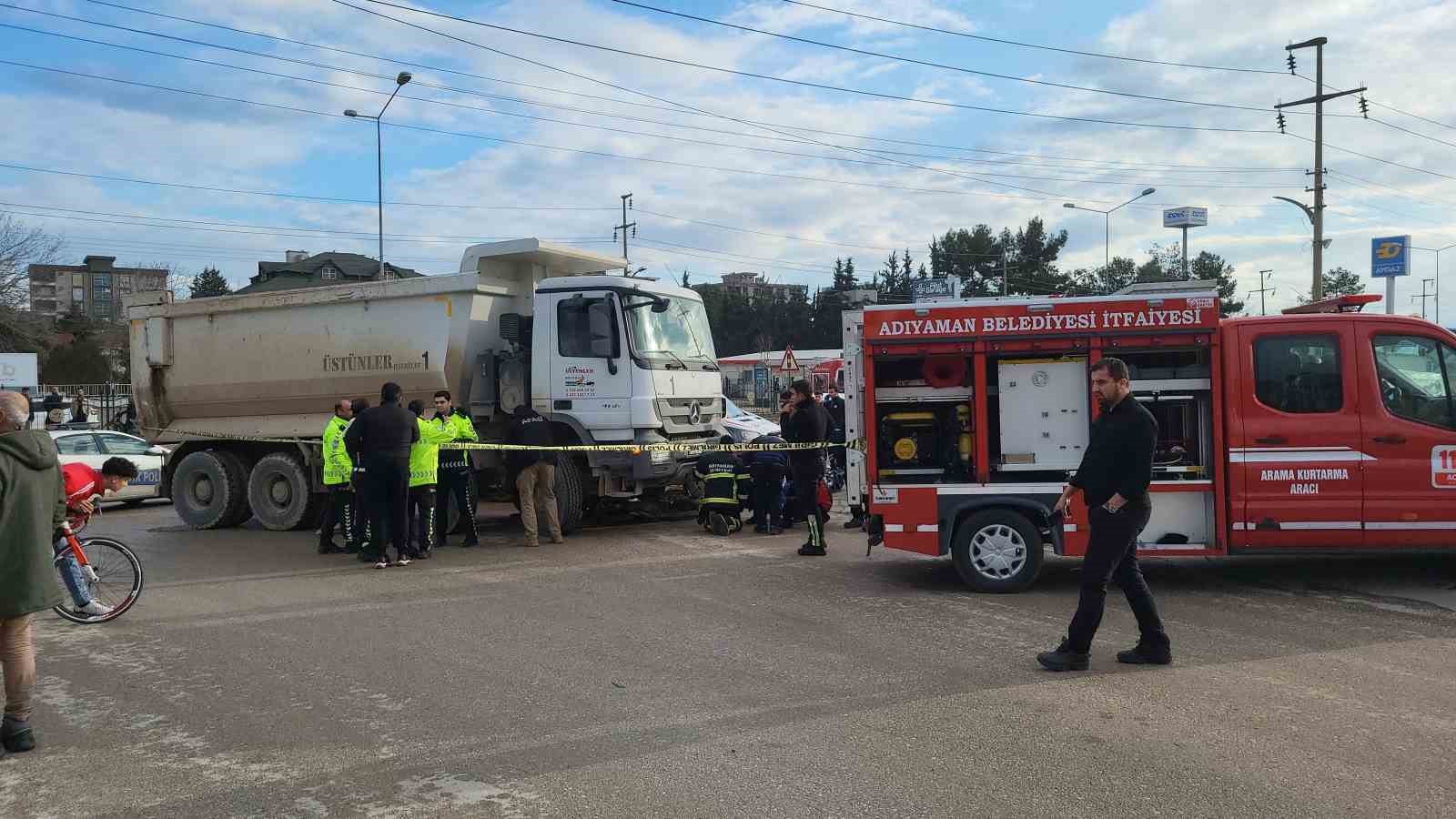Motosiklet kamyonun altına girdi: 1 ölü, 1 yaralı 