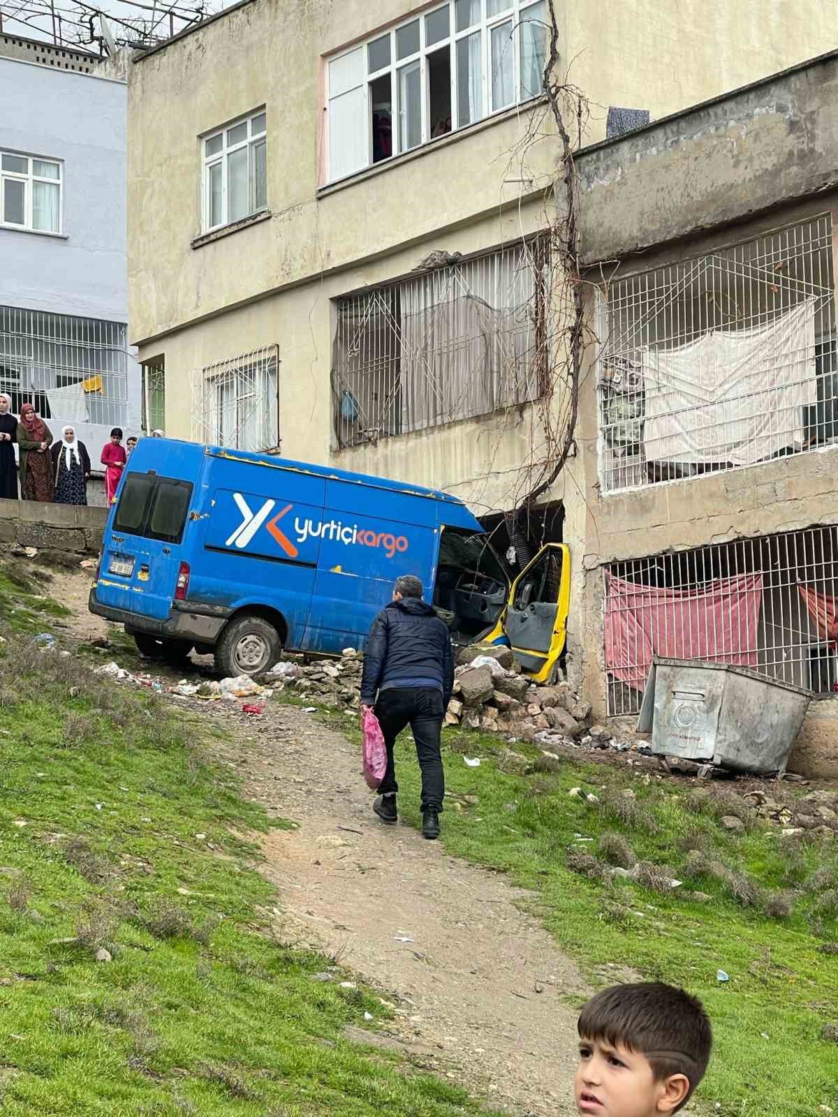 Siirt&rsquo;te kontrolden &ccedil;ıkan kargo aracı bir eve daldı
